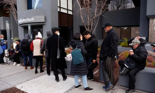 People standing outside a Silicon Valley Bank branch